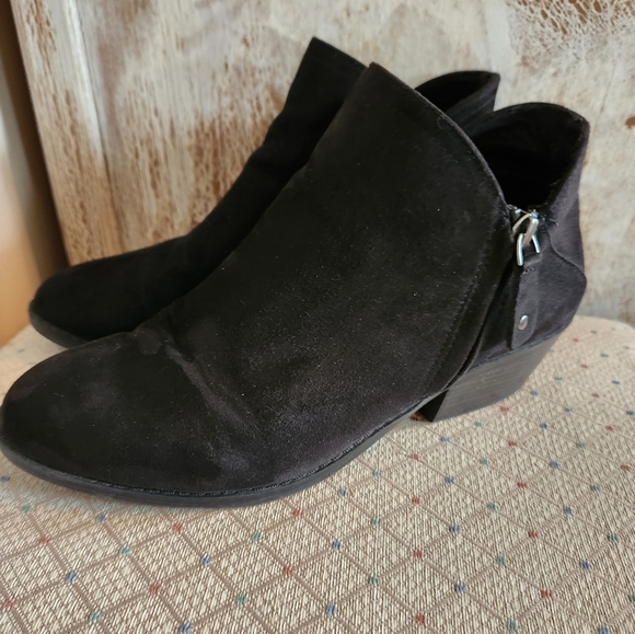 BLACK SUEDE ANKLE BOOTS 8W.  KOHLS.  Side Zip worn once.  Wedge heel - Picture 2 of 3